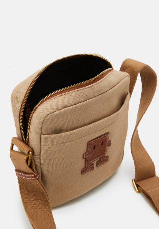 Tommy Hilfiger MONOGRAM REPORTER UNISEX Across body bag classic khaki MONOGRAM REPORTER UNISEX Сумка через плечо классический хаки
