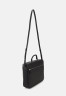 Tommy Hilfiger EMBLEM LAPTOP BAG Laptop bag black СУМКА ДЛЯ НОУТБУКА EMBLEM Сумка для ноутбука черный