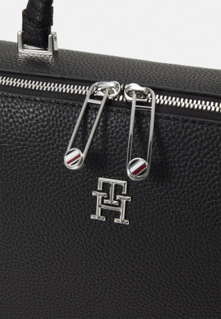 Tommy Hilfiger EMBLEM LAPTOP BAG Laptop bag black СУМКА ДЛЯ НОУТБУКА EMBLEM Сумка для ноутбука черный