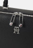 Tommy Hilfiger EMBLEM LAPTOP BAG Laptop bag black СУМКА ДЛЯ НОУТБУКА EMBLEM Сумка для ноутбука черный