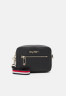 Tommy Hilfiger ICONIC CAMERA Across body bag black ICONIC CAMERA Сумка через плечо черный