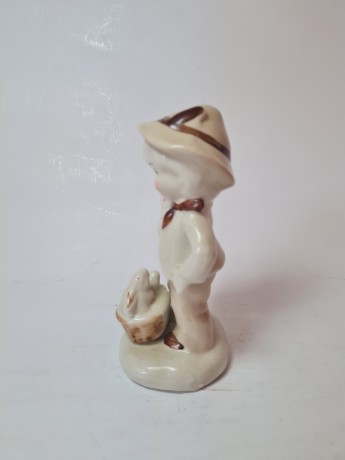 Echt Porzellan Taiwan Фарфоровая статуэтка "Мальчик в костюме с кроликами", ручная роспись, 13см x 7см, Германия, 1960-70гг.