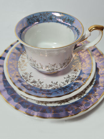 Fena Porzellan Винтажное чайное трио с синей окантовкой и позолоченным цветочным узором, Германия, 1960-70гг.