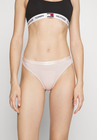 Tommy Hilfiger THONG 3 PACK Thong pink/feather white/desert sky НАБОР 3 КОМПЛЕКТА ТРЕНАЖЕЙ Стринги розовый/перо-белый/небо пустыни