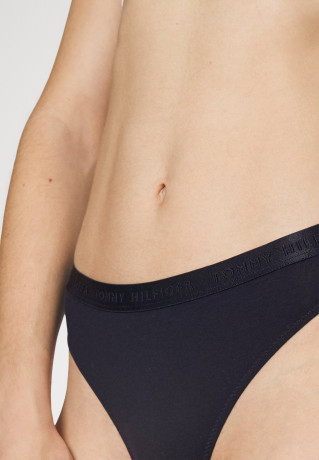 Tommy Hilfiger THONG 3 PACK Thong pink/feather white/desert sky НАБОР 3 КОМПЛЕКТА ТРЕНАЖЕЙ Стринги розовый/перо-белый/небо пустыни