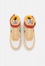 Nike Sportswear WMNS AIR FORCE 1 HI SE Sneaker high sesame/yellow ochre/sail/off noir/cinnabar/white WMNS AIR FORCE 1 HI SE Высокие кроссовки женские кунжут/желтая охра/парус/off noir/киноварь/белый