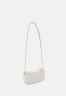 Tommy Hilfiger TIMELESS CHAIN CROSSOVER Across body bag weathered white TIMELESS CHAIN ??CROSSOVER Сумка через плечо выветрившийся белый