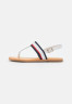 Tommy Hilfiger CORPORATE FLAT T-bar sandals ecru CORPORATE FLAT Сандалии с Т-образной перемычкой экрю