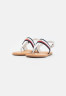 Tommy Hilfiger CORPORATE FLAT T-bar sandals ecru CORPORATE FLAT Сандалии с Т-образной перемычкой экрю