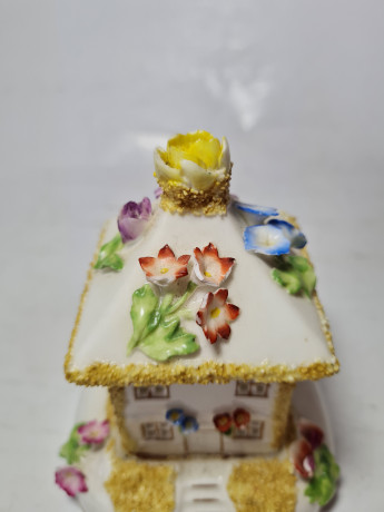 Coalport Fine Bone China England Фарфоровый летний домик с цветочным декором, 11 x 8,5 см, Англия, 1960-70гг.