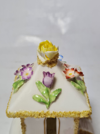 Coalport Fine Bone China England Фарфоровый летний домик с цветочным декором, 11 x 8,5 см, Англия, 1960-70гг.