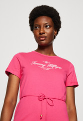 Tommy Hilfiger REGULAR SHORT DRESS Jersey dress bright cerise pink ОБЫЧНОЕ КОРОТКОЕ ПЛАТЬЕ Платье из джерси ярко-вишнево-розовый