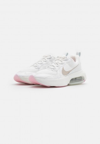 Nike Sportswear AIR MAX VERONA Sneaker low summit white/light orewood brown/fossil/light arctic pink/metallic summit white AIR MAX VERONA Низкие кроссовки женские вершина белого/светло-коричневый рудный лес/ископаемый/светло-арктический розовый/металлик в