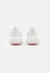 Nike Sportswear AIR MAX VERONA Sneaker low summit white/light orewood brown/fossil/light arctic pink/metallic summit white AIR MAX VERONA Низкие кроссовки женские вершина белого/светло-коричневый рудный лес/ископаемый/светло-арктический розовый/металлик в