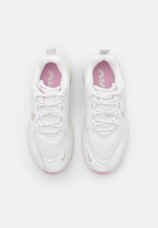 Nike Sportswear AIR MAX VERONA Sneaker low summit white/light orewood brown/fossil/light arctic pink/metallic summit white AIR MAX VERONA Низкие кроссовки женские вершина белого/светло-коричневый рудный лес/ископаемый/светло-арктический розовый/металлик в