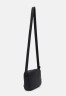 Tommy Hilfiger CENTRAL MESSENGER UNISEX Across body bag black CENTRAL MESSENGER UNISEX Сумка через плечо черный