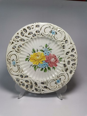 Italian Ceramic, Керамическая декоративная тарелка, прорезанная фигурная керамика по бортику, ручная роспись, 23см, Италия, 1950г.
