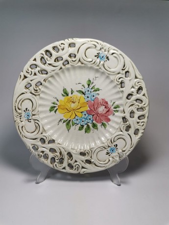 Italian Ceramic, Керамическая декоративная тарелка, прорезанная фигурная керамика по бортику, ручная роспись, 23см, Италия, 1950г.