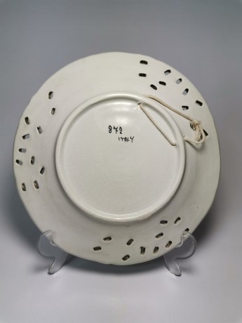 Italian Ceramic, Керамическая декоративная тарелка, прорезанная фигурная керамика по бортику, ручная роспись, 23см, Италия, 1950г.