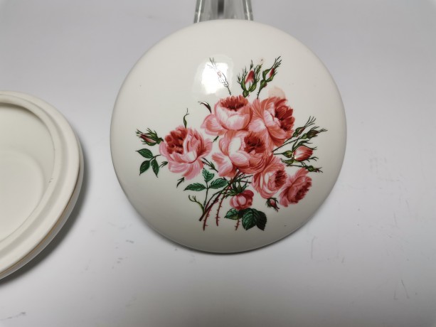 Aquincum Budapest, Аквинкум Будапешт Шкатулка фарфоровая с розовым букетом и позолоченным ободком, диаметр 10см, Венгрия 1960-65гг.