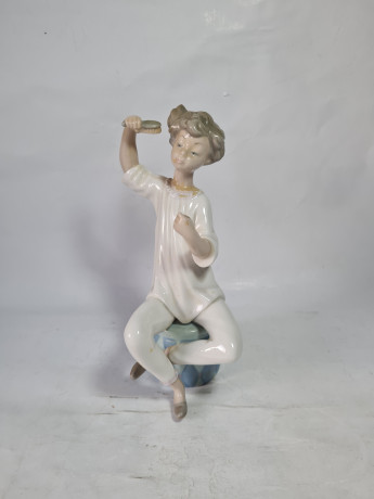 Статуэтка винтажная Liadro "Мальчик с расческой", ручная работа, фарфор, 21 см, Испания, 1970-80гг.