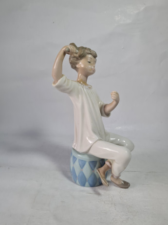 Статуэтка винтажная Liadro "Мальчик с расческой", ручная работа, фарфор, 21 см, Испания, 1970-80гг.