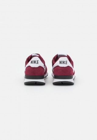 Nike Sportswear INTERNATIONALIST Sneaker low dark beetroot/white/black/pure platinum INTERNATIONALIST Низкие кроссовки женские темная свекла/белый/черный/чистая платина
