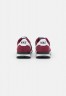 Nike Sportswear INTERNATIONALIST Sneaker low dark beetroot/white/black/pure platinum INTERNATIONALIST Низкие кроссовки женские темная свекла/белый/черный/чистая платина