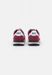 Nike Sportswear INTERNATIONALIST Sneaker low dark beetroot/white/black/pure platinum INTERNATIONALIST Низкие кроссовки женские темная свекла/белый/черный/чистая платина