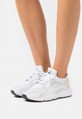 Nike Sportswear W AIR HUARACHE STYLE Sneaker low pure platinum/football grey/barely green/white/dark smoke grey W AIR HUARACHE STYLE Низкие кроссовки женские чистая платина/серый футбольный мяч/зеленоватый/белый/темно-дымчатый серый