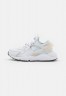 Nike Sportswear W AIR HUARACHE STYLE Sneaker low pure platinum/football grey/barely green/white/dark smoke grey W AIR HUARACHE STYLE Низкие кроссовки женские чистая платина/серый футбольный мяч/зеленоватый/белый/темно-дымчатый серый