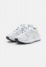 Nike Sportswear W AIR HUARACHE STYLE Sneaker low pure platinum/football grey/barely green/white/dark smoke grey W AIR HUARACHE STYLE Низкие кроссовки женские чистая платина/серый футбольный мяч/зеленоватый/белый/темно-дымчатый серый