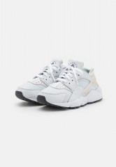 Nike Sportswear W AIR HUARACHE STYLE Sneaker low pure platinum/football grey/barely green/white/dark smoke grey W AIR HUARACHE STYLE Низкие кроссовки женские чистая платина/серый футбольный мяч/зеленоватый/белый/темно-дымчатый серый