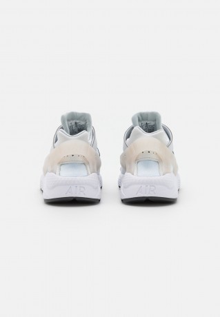 Nike Sportswear W AIR HUARACHE STYLE Sneaker low pure platinum/football grey/barely green/white/dark smoke grey W AIR HUARACHE STYLE Низкие кроссовки женские чистая платина/серый футбольный мяч/зеленоватый/белый/темно-дымчатый серый