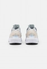 Nike Sportswear W AIR HUARACHE STYLE Sneaker low pure platinum/football grey/barely green/white/dark smoke grey W AIR HUARACHE STYLE Низкие кроссовки женские чистая платина/серый футбольный мяч/зеленоватый/белый/темно-дымчатый серый