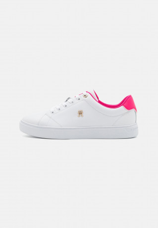 Tommy Hilfiger ELEVATED ESSENTIAL COURT Trainers white/bright cerise pink ПОВЫШЕННЫЙ ESSENTIAL COURT Кроссовки белый/ярко-вишнево-розовый