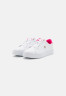 Tommy Hilfiger ELEVATED ESSENTIAL COURT Trainers white/bright cerise pink ПОВЫШЕННЫЙ ESSENTIAL COURT Кроссовки белый/ярко-вишнево-розовый