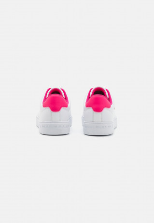 Tommy Hilfiger ELEVATED ESSENTIAL COURT Trainers white/bright cerise pink ПОВЫШЕННЫЙ ESSENTIAL COURT Кроссовки белый/ярко-вишнево-розовый
