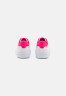 Tommy Hilfiger ELEVATED ESSENTIAL COURT Trainers white/bright cerise pink ПОВЫШЕННЫЙ ESSENTIAL COURT Кроссовки белый/ярко-вишнево-розовый