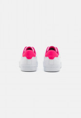 Tommy Hilfiger ELEVATED ESSENTIAL COURT  Trainers white/bright cerise pink ПОВЫШЕННЫЙ ESSENTIAL COURT Кроссовки белый/ярко-вишнево-розовый