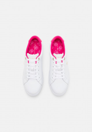 Tommy Hilfiger ELEVATED ESSENTIAL COURT Trainers white/bright cerise pink ПОВЫШЕННЫЙ ESSENTIAL COURT Кроссовки белый/ярко-вишнево-розовый