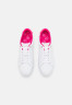 Tommy Hilfiger ELEVATED ESSENTIAL COURT Trainers white/bright cerise pink ПОВЫШЕННЫЙ ESSENTIAL COURT Кроссовки белый/ярко-вишнево-розовый