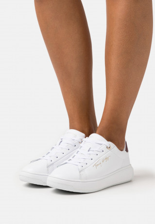Tommy Hilfiger SIGNATURE COURT Trainers white ПОДПИСЬ СУД Кроссовки белый