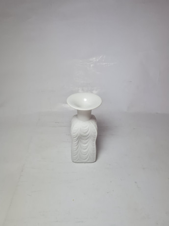 Konigl.pr.Tettau Белая фарфоровая ваза с рельефным рисунком, 12,5 x 6 см, Германия, 1960-70гг.