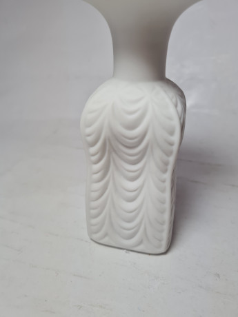 Konigl.pr.Tettau Белая фарфоровая ваза с рельефным рисунком, 12,5 x 6 см, Германия, 1960-70гг.