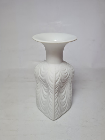 Konigl.pr.Tettau Белая фарфоровая ваза с рельефным рисунком, 12,5 x 6 см, Германия, 1960-70гг.