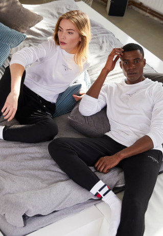Tommy Hilfiger LOGO SWEATPANTS UNISEX Tracksuit bottoms black СПОРТИВНЫЕ БРЮКИ С ЛОГОТИПОМ УНИСЕКС Спортивные штаны черный