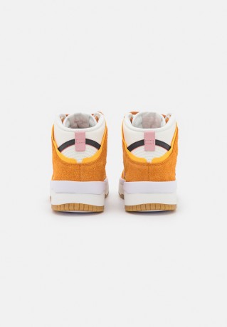 Nike Sportswear DUNK HIGH UP Sneaker high sail/rush maroon/sunset/pink glaze/university gold/light brown DUNK HIGH UP Высокие кроссовки женские парус/порыв темно-бордовый/закат/розовая глазурь/университетское золото/светло-коричневый