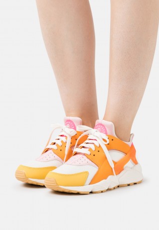 Nike Sportswear HUARACHE Sneaker low summit white/hyper pink/solar flare/soft pink/sail/kumquat HUARACHE Низкие кроссовки женские вершина белого/гипер-розовый/солнечный блик/нежно-розовый/парус/кумкват