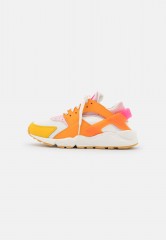 Nike Sportswear HUARACHE Sneaker low summit white/hyper pink/solar flare/soft pink/sail/kumquat HUARACHE Низкие кроссовки женские вершина белого/гипер-розовый/солнечный блик/нежно-розовый/парус/кумкват